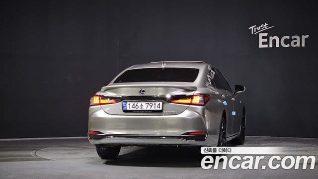 Lexus ES300h 7세대 F-Sport Design пакет, 2024 4