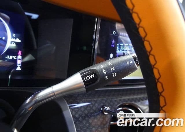 Rolls-Royce 고스트 2세대 6.7 V12 чёрный эмблема, badge, 2025 7