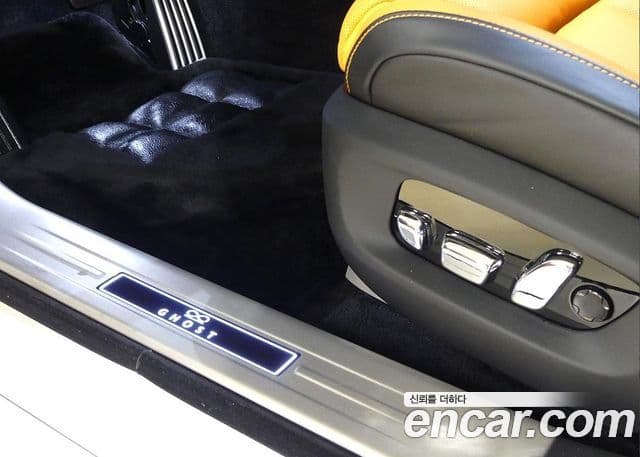 Rolls-Royce 고스트 2세대 6.7 V12 чёрный эмблема, badge, 2025 10