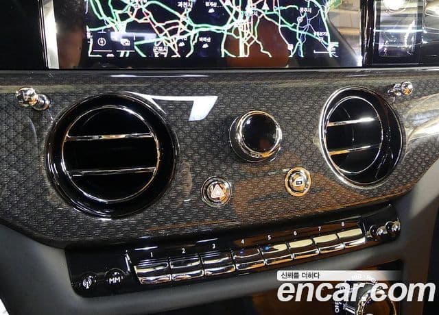 Rolls-Royce 고스트 2세대 6.7 V12 чёрный эмблема, badge, 2025 14