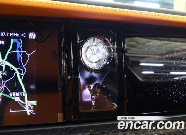 Rolls-Royce 고스트 2세대 6.7 V12 чёрный эмблема, badge, 2025 15