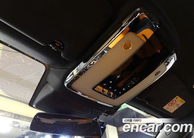 Rolls-Royce 고스트 2세대 6.7 V12 чёрный эмблема, badge, 2025 16