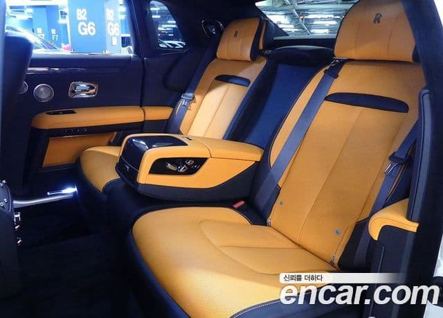 Rolls-Royce 고스트 2세대 6.7 V12 чёрный эмблема, badge, 2025 18