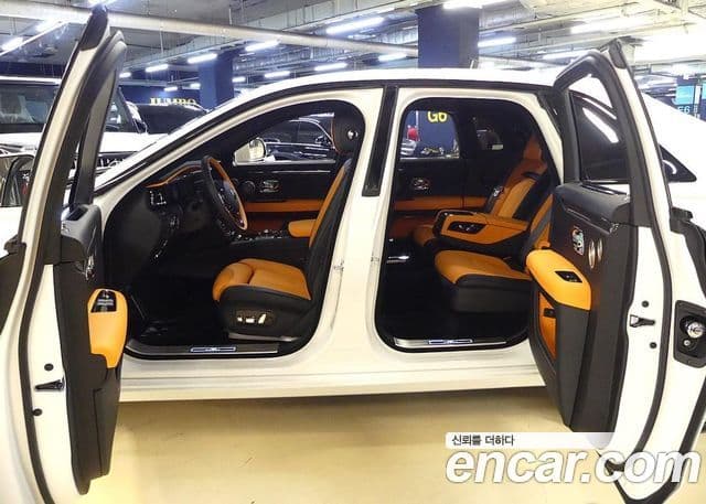 Rolls-Royce 고스트 2세대 6.7 V12 чёрный эмблема, badge, 2025 19