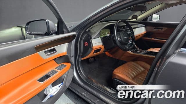 Jaguar XF (X260) 25t Portfolio, 2017 10