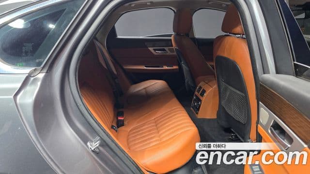 Jaguar XF (X260) 25t Portfolio, 2017 12