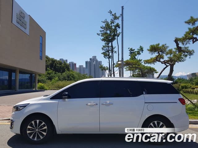 Kia All New Carnival Luxury, 2017 4