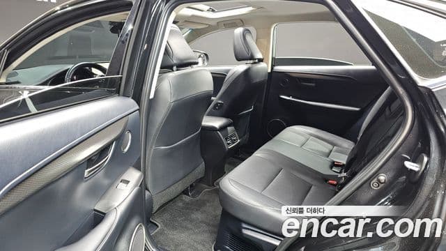 Lexus NX300h Supreme, 2019 12