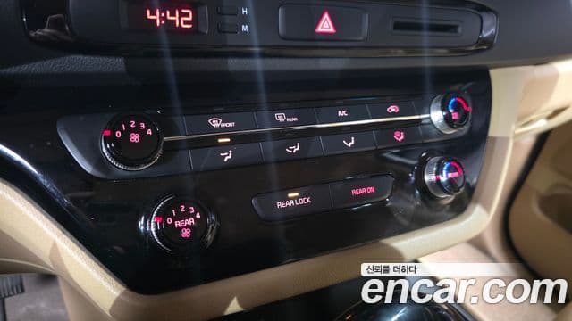 Kia All New Carnival Luxury, 2016 16