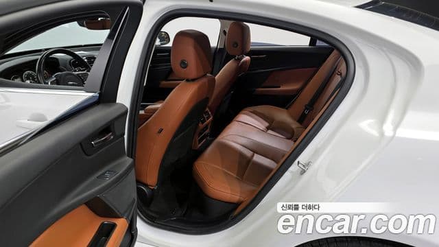 Jaguar XE 20d Portfolio, 2019 11