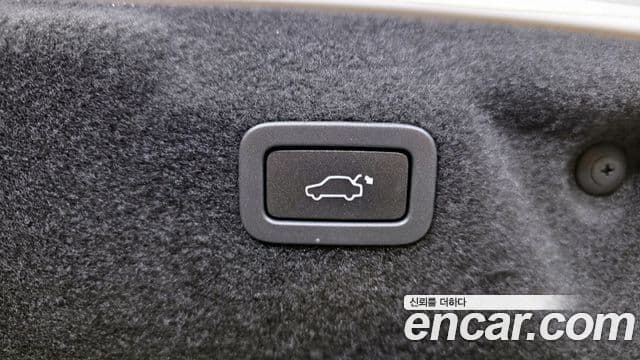 Jaguar XE 20d Portfolio, 2019 18