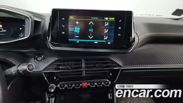 Peugeot e-2008 2세대 EV GT, 2021 15