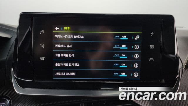 Peugeot e-2008 2세대 EV GT, 2021 17