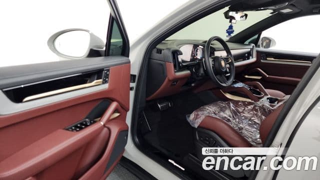 Porsche Cayenne (PO536), 2025 10