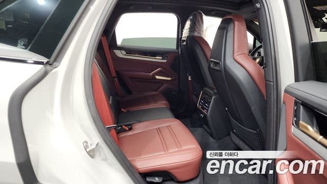 Porsche Cayenne (PO536), 2025 12