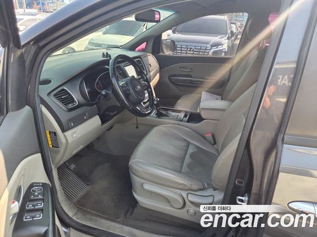 Kia All New Carnival Luxury, 2015 4