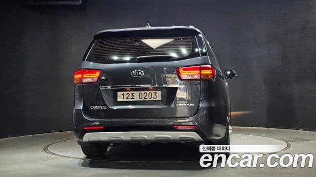 Kia All New Carnival VIP, 2016 4
