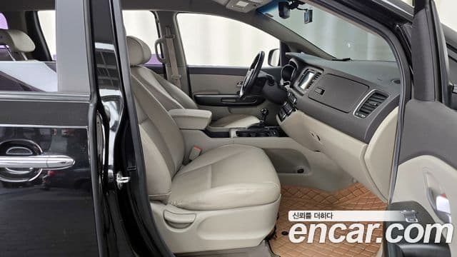 Kia All New Carnival Luxury, 2015 11