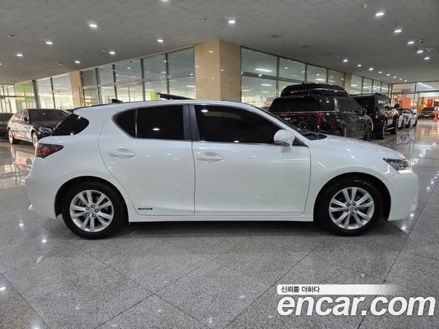 Lexus CT200h ZWA10, 2017 все фото