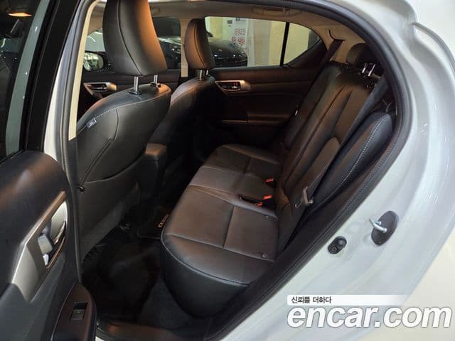 Lexus CT200h ZWA10, 2017 7