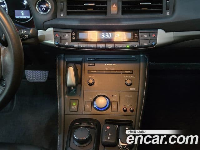 Lexus CT200h ZWA10, 2017 13