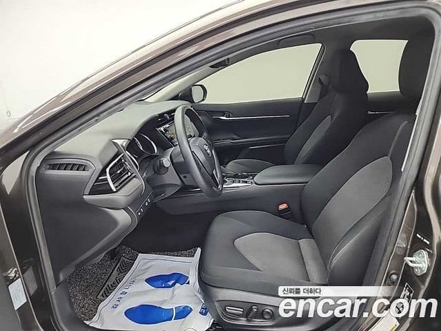 Toyota 캠리 (XV70) 2.5 LE гибрид, 2021 11