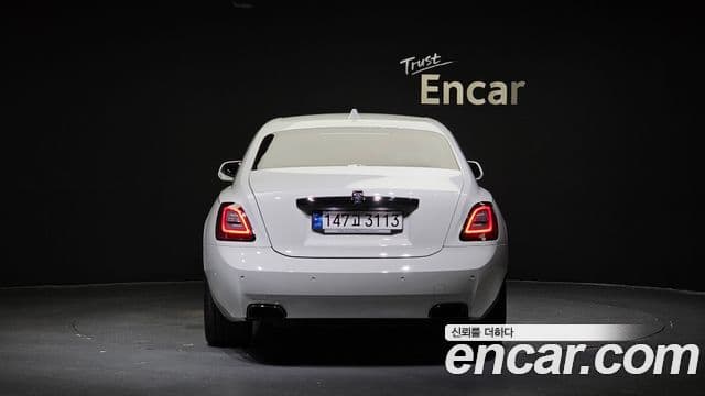 Rolls-Royce 고스트 2세대 6.7 V12 чёрный эмблема, badge, 2023 4