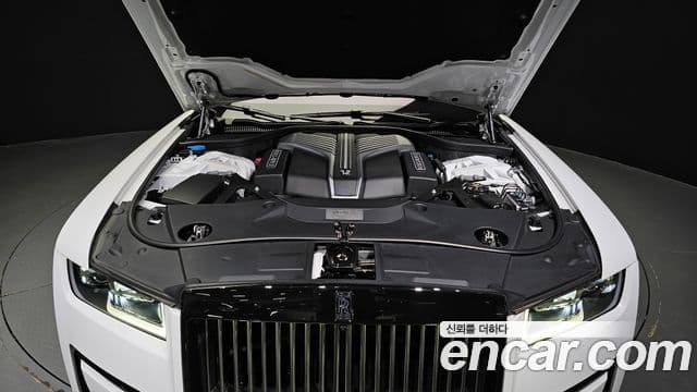 Rolls-Royce 고스트 2세대 6.7 V12 чёрный эмблема, badge, 2023 6