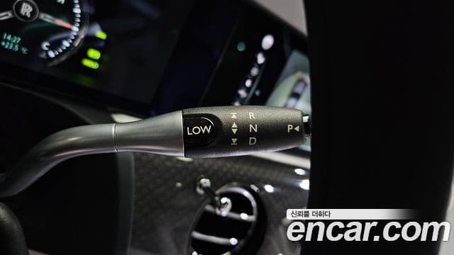 Rolls-Royce 고스트 2세대 6.7 V12 чёрный эмблема, badge, 2023 9