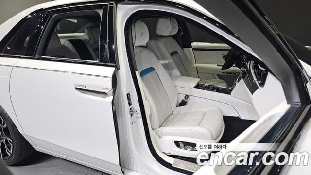 Rolls-Royce 고스트 2세대 6.7 V12 чёрный эмблема, badge, 2023 10
