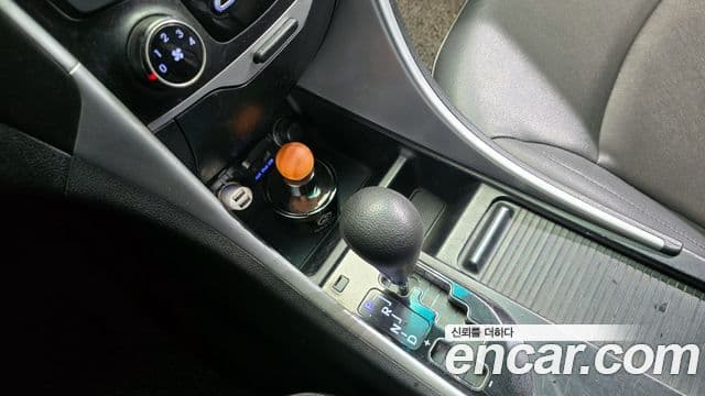 Hyundai YF Sonata Luxury, 2010 9