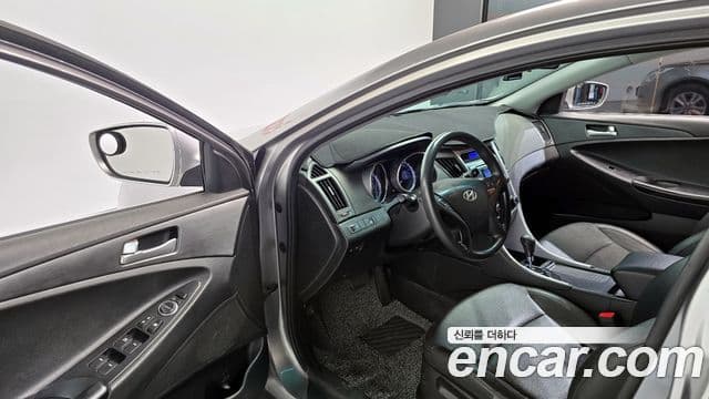 Hyundai YF Sonata Luxury, 2010 10