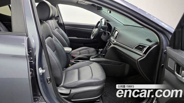 Hyundai Avante AD 1.6 e-VGT Smart, 2017 10