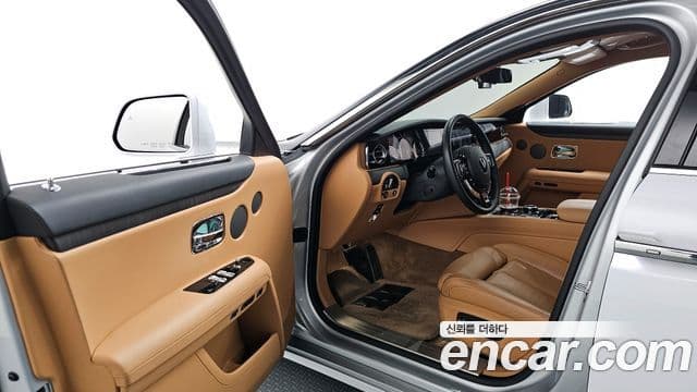 Rolls-Royce 고스트 2세대 6.7 EWB V12, 2021 10