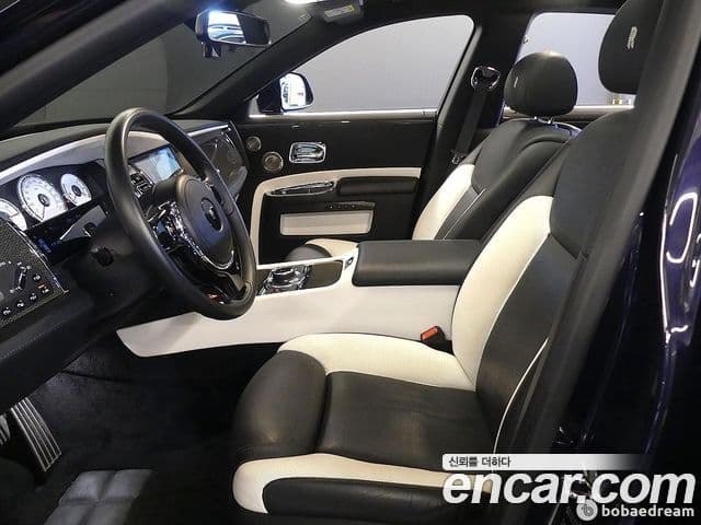 Rolls-Royce 고스트 6.6 V12 чёрный эмблема, badge, 2018 7