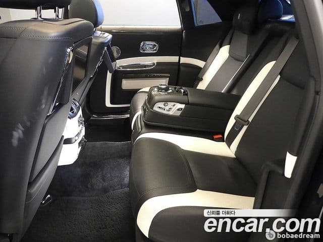 Rolls-Royce 고스트 6.6 V12 чёрный эмблема, badge, 2018 15