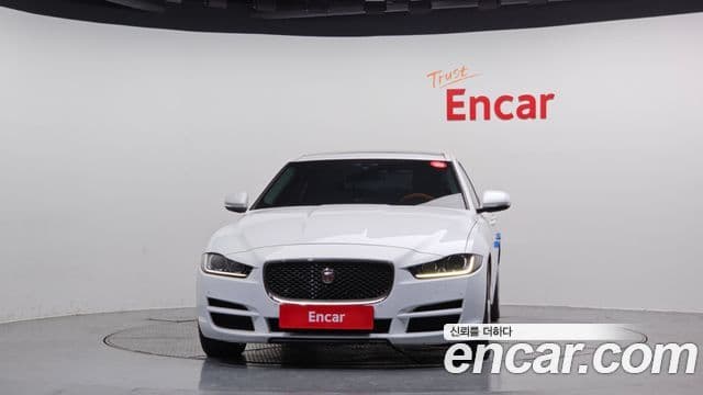Jaguar XE 20d Portfolio, 2017 3
