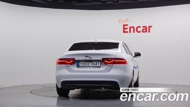 Jaguar XE 20d Portfolio, 2017 4