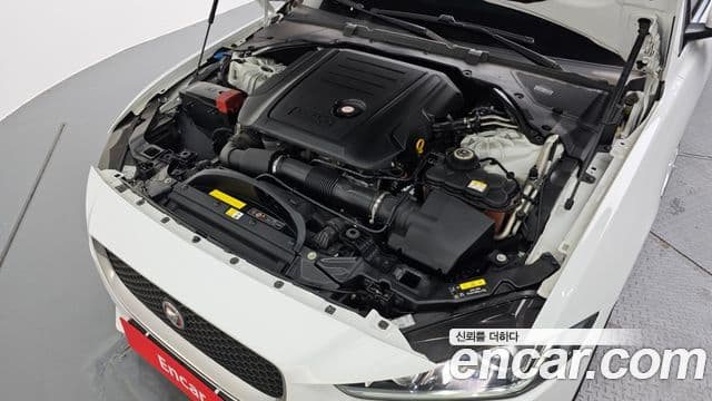 Jaguar XE 20d Portfolio, 2017 6