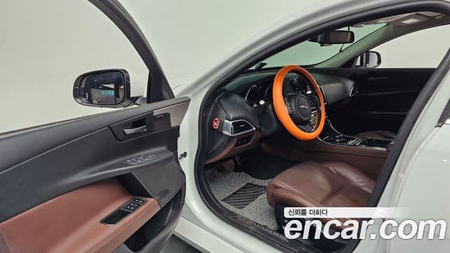 Jaguar XE 20d Portfolio, 2017 10