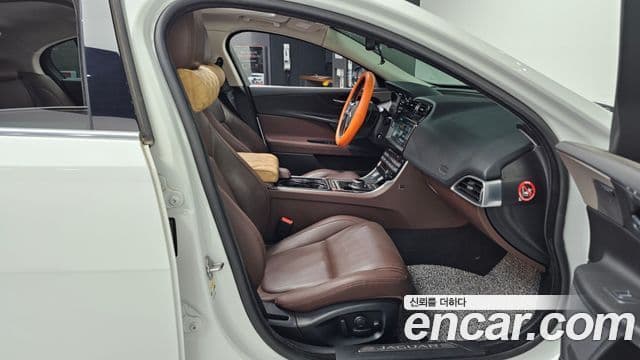 Jaguar XE 20d Portfolio, 2017 11