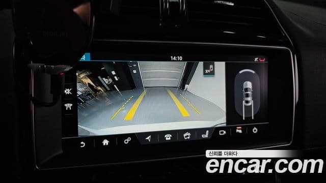 Jaguar XE 20d Portfolio, 2017 15