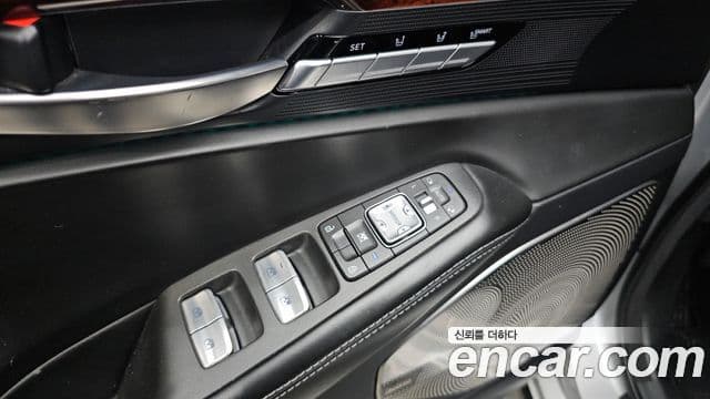 Genesis EQ900 Prestige, 2016 13