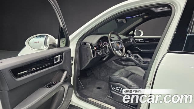 Porsche Cayenne (PO536), 2020 9