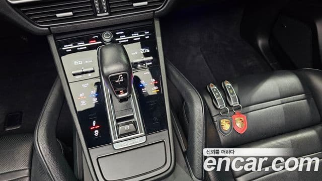 Porsche Cayenne (PO536), 2020 17