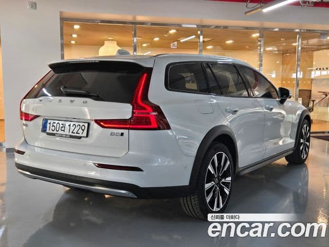 Volvo V60 Cross Country 2세대 B5 Ultra AWD, 2025 2
