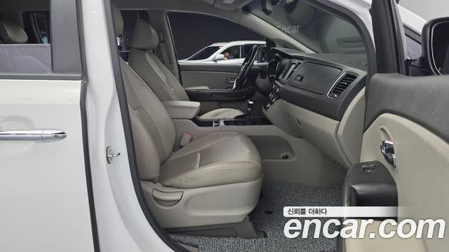 Kia All New Carnival Luxury, 2018 10