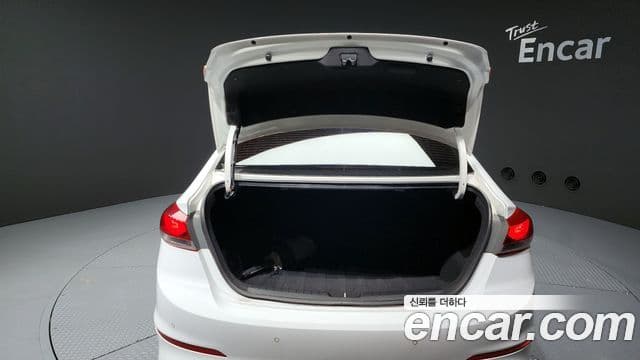 Hyundai Avante AD 1.6 e-VGT Smart, 2018 20