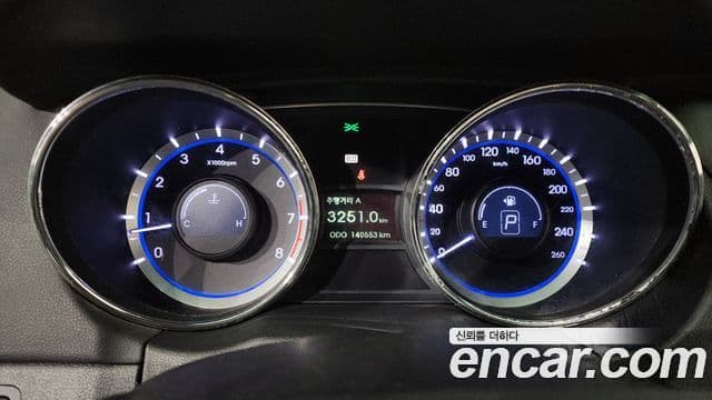 Hyundai YF Sonata Luxury, 2010 8