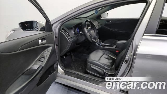 Hyundai YF Sonata Luxury, 2010 10